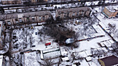 Kiew, Ukraine - 08. März 2023: Luftaufnahme eines zerbombten Wohngebäudes mit Schnee im Winter während des Krieges zwischen Russland und der Ukraine