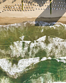 Luftaufnahme des Strandes von Acapulco mit ruhigen Wellen und weißem Sand unter einem sonnigen Himmel, Guerrero, Mexiko