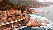 Luftaufnahme einer Sea Cliff Bridge bei Tageslicht, Staat New South Wales, Sydney, Australien