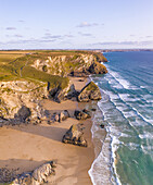 Luftaufnahme von Bedruthan Steps bei Sonnenuntergang,St Eval,Cornwall,UK