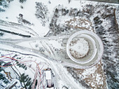 Luftaufnahme von Achterbahnschienen, die mit frischem Schnee bedeckt sind,USA
