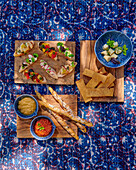 Vorspeisen-Arrangement mit Tartines, Tapenade und Gebäckstangen