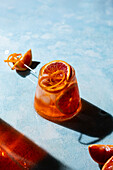 Aperol Spritz mit Blutorange und Eiswürfeln