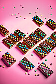 Cookie Bars mit bunten Schokolinsen