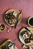 Brownies mit Nüssen und Schokoglasur