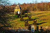 Zypressen-Topiary in Vogelgestalt führt zur Pavillon in Wintergarten