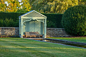 Gartenpavillon am Teich mit Spiegelung im Herbstgarten