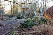 Winterlicher Garten mit Baumhaus und Vogelhaus