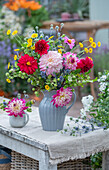 Blumenstrauß mit Dahlie, Mannstreu, Färberkamille und Zierapfel im Krug