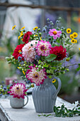 Blumenstrauß mit Dahlie, Mannstreu, Färberkamille und Zierapfel im Krug