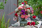 Blumenstrauß mit Rose (Rosa 'Very'), wilde Möhre, Flammenblume (Phlox) und Dahlien