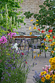 Sitzplatz auf der Terrasse, Bepflanzung mit Flammenblume, Duftnessel, Lavendel, Montbretie und Sonnenauge