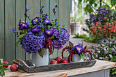 Blumenstrauß mit Rote Melde, Sommerastern, Hortensie, Schopfsalbei; Garten-Fuchsschwanz, Ligusterbeeren und Äpfel 