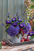 Blumenstrauß mit Roter Melde, Sommerastern, Hortensie, Schopfsalbei, Garten-Fuchsschwanz, Ligusterbeeren und Äpfeln