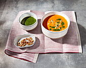 Schmortomatensuppe mit Basilikumöl