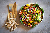 Fruchtsalat mit Erdbeeren, Mango, Avokado und Mais