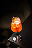 Aperol Spritz mit Eis und Orangenscheibe