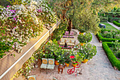 Patio mit Bougainvillea und Sitzbereich im Garten in Taroudant, Marokko