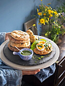 Bärlauch-Focaccia mit Pesto-Eiern