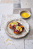 Gebackene Süßkartoffel mit Rotkohlsalat und Curryjoghurt
