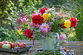 Blumenstrauß mit Dahlien, Gräser, Borretschblüten und orientalischem Knöterich (Persicaria orientalis)