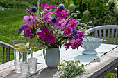 Strauß aus Kosmeen, Wiesenarnika (Arnica chamissonis), Minze, Bertramsgarbe, Schmetterlingsflieder, Blutweiderich und Kugeldistel