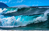 Beobachten großer Wellen, Waimea Bay, North Shore, Oahu, Hawaii. Die Bucht ist berühmt für das Surfen in großen Wellen.