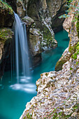 Slowenien, Triglav-Nationalpark, Fluss Soca. Landschaft mit Fluss und Wasserfall in felsiger Schlucht.