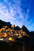 Wolkenpanorama über dem mittelalterlichen Dorf Castelmezzano bei Sonnenaufgang, Dolomiti Lucane, Provinz Potenza, Basilikata, Italien