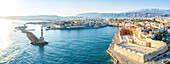 Sonnenaufgang über der alten Festung und dem Leuchtturm am türkisfarbenen, klaren Meer, Chania, Kreta, Griechenland
