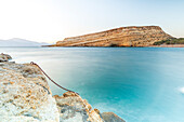 Abenddämmerung über dem blauen Meer und in die Klippen gehauenen Höhlen, ein Hippie-Ziel in den 1960er Jahren, Matala, Kreta, Griechenland