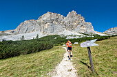 'Falzarego-Pass, Dolomiten, Provinz Belluno, Venetien, Italien. Bergsteiger beim Einstieg in den Klettersteig 'Kaiserjäger' zum Lagazuoi'