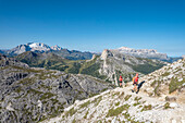 'Falzarego-Pass, Dolomiten, Provinz Belluno, Venetien, Italien. Bergsteiger beim Einstieg in den Klettersteig 'Kaiserjäger' zum Lagazuoi'