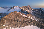 Landschaft des Adamello-Parks vom Venerocolo-Gipfel in Vallecamonica, Provinz Brescia in der Lombardei, Italien.