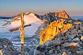 Sonnenaufgang vom Berg Veneroccolo im Adamello Naturpark, Provinz Brescia in der Lombardei, Italien, Europa.