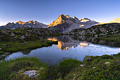 Sonnenaufgang im Adamello-Brenta-Naturpark, Mandrone-See in Trentino-Südtirol, Italien, Europa.