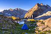 Sonnenaufgang im Adamello-Brenta-Naturpark, Mandrone-See in Trentino-Südtirol, Italien, Europa.