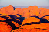Kata Tjuta bei Sonnenaufgang aus dem Hubschrauber, Luftaufnahme, Red Center. Nördliches Territorium, Australien