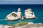 Zwei Schwestern Felsformationen in Torre dell Orso, Melendugno, Bezirk Lecce, Apulien, Italien