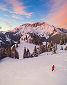 Luftaufnahme der schneebedeckten Presolana bei Sonnenuntergang vom Berg Scanapà aus. Castione della Presolana, Val Seriana, Bezirk Bergamo, Lombardei, Italien.