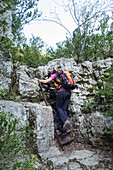 Die Imbut-Prüfung: ein Mädchen klettert zur Verdon-Schlucht hinunter (Departement Var, Provence-Alpes-Côte d'Azur, Frankreich, Europa) (MR)