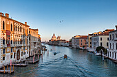 Die Basilika Santa Maria della Salute von der Ponte dell'Accademia (Accademia-Brücke) bei Sonnenuntergang, Venedig, Venetien, Italien, Europa