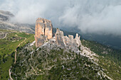 Luftaufnahme der Cinque Torri im Sommer, Dolomiti, Gemeinde Cortina d'Ampezzo, Provinz Belluno, Region Venetien, Italien, Europa.
