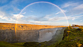 Panoramablick auf die Dettifoss-Wasserfälle an einem Sommertag, mit einem kreisförmigen Ranibogen, Norduland, Island, Europa
