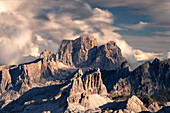 eine Langzeitbelichtung, um das Licht des Sonnenuntergangs über dem Berg Pelmo einzufangen, Dolomiti, Venetien, Italien, Europa