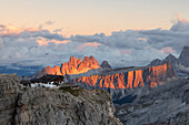 die Lagazuoi-Hütte während eines sommerlichen Sonnenuntergangs, Falzarego-Pass, Gemeinde Cortina d'Ampezzo, Dolomiti, Region Venetien, Italien, Europa
