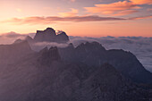 eine Langzeitbelichtung, um das Licht des Sonnenuntergangs über dem Berg Pelmo einzufangen, Dolomiti, Venetien, Italien, Europa