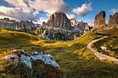 Sonnenuntergang bei den Cinque Torri mit Blick auf die Tofane-Gruppe, Belluno, Dolomiti Ampezzane, Veneto, Italien, Westeuropa