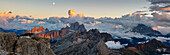 Panoramablick vom Lagazuoi und seiner Schutzhütte bei Sonnenuntergang im Sommer, Dolomiti di Badia und Zoldo, Belluno, Veneto, Italien, Südeuropa
