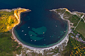 Luftaufnahme von Lulworth Cove bei Sonnenuntergang mit Booten, Durdle Door, Dorset, Vereinigtes Königreich, Nordeuropa